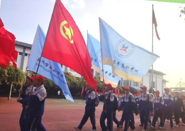 昆明佑亦丰中学初中上线率再创新高，卓越教育引领学子未来