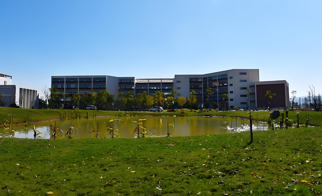 云南轻纺职业学 院五年一贯制大专2025年校园面积：广阔天地育英才