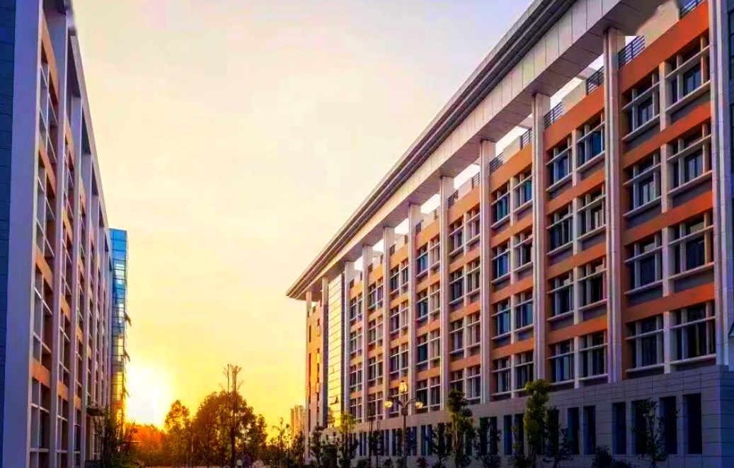 2025年昆明技师学院中专好就业吗：就业保 障，前景广阔