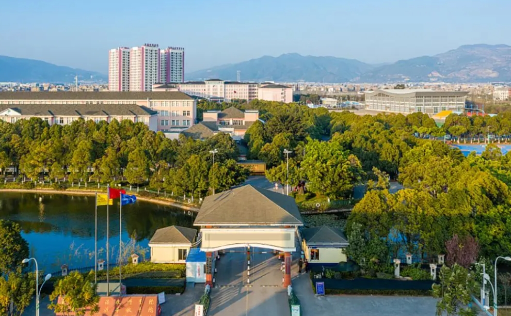 昆明技师学院2025年三&四年制中专是民办还是公办？