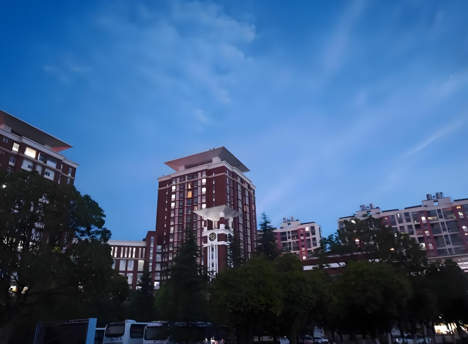 昆明市旅游职业高级中学2025年职教高考班学校环境：诗意学园