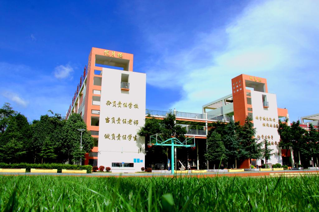 学校环境.jpg